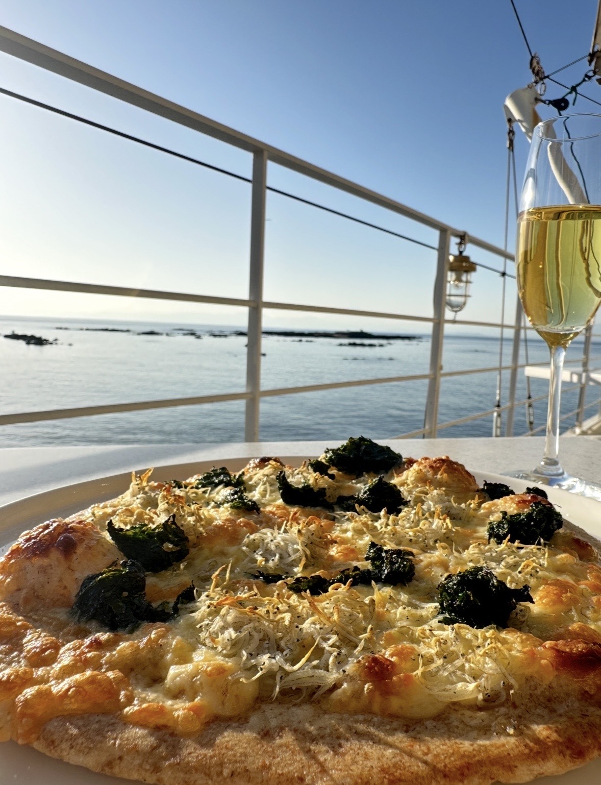 釜揚げしらすと青のりのピザ